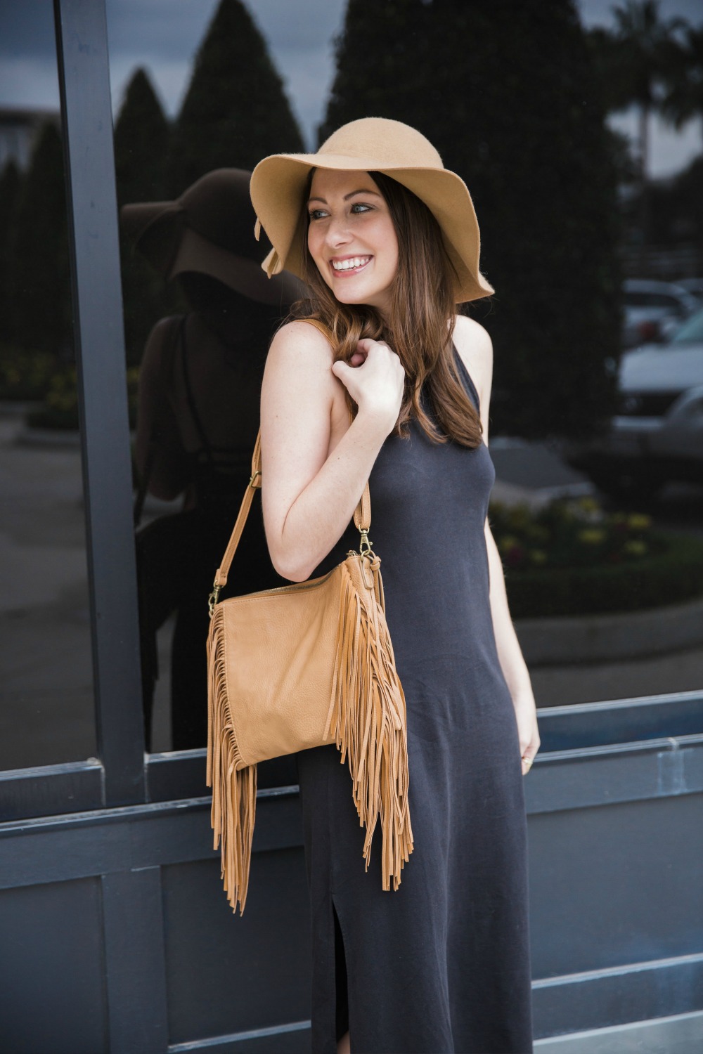 Black casual dress with fringe bag, perfect for a shopping look. 