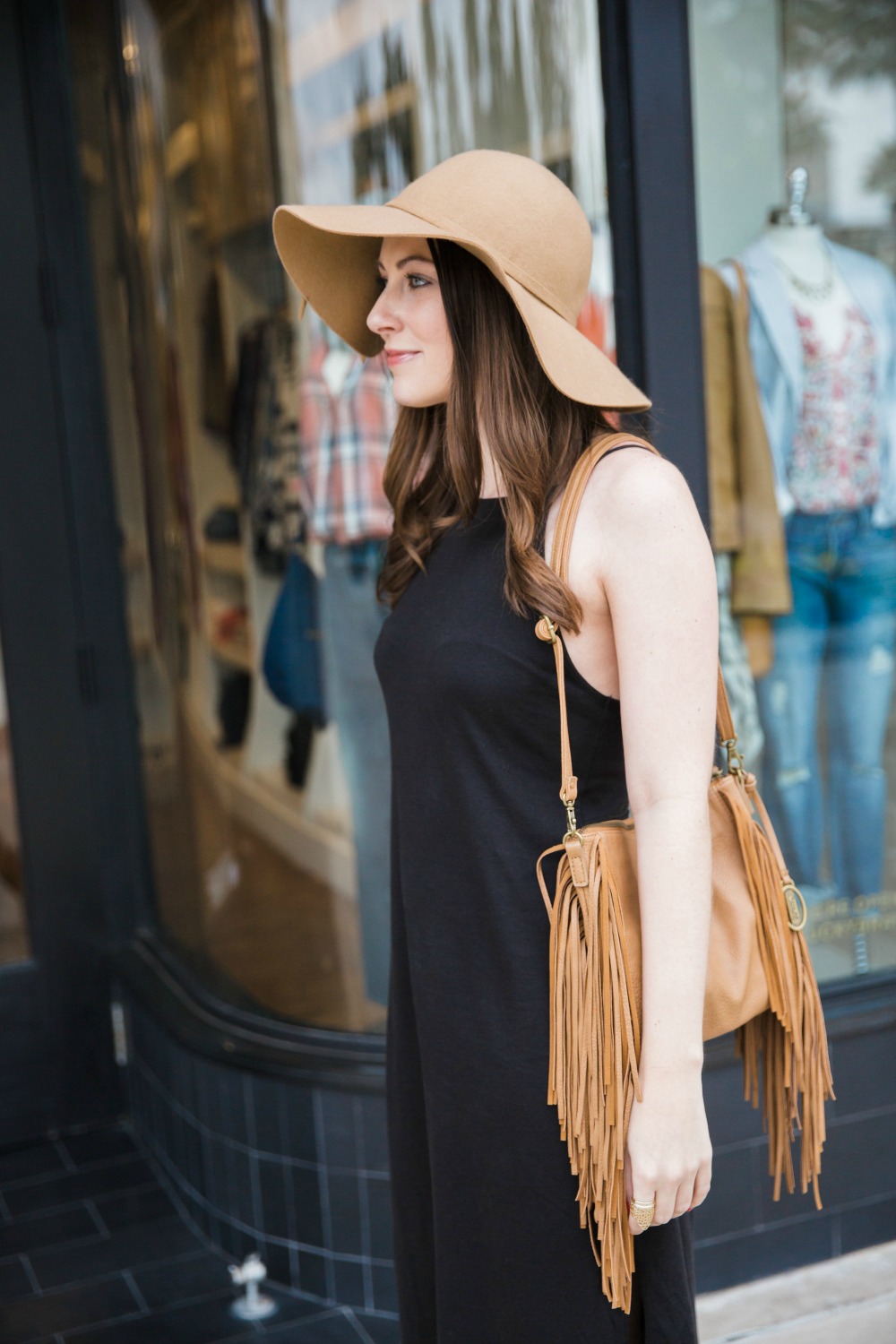Black casual dress with fringe bag, perfect for a shopping look. 