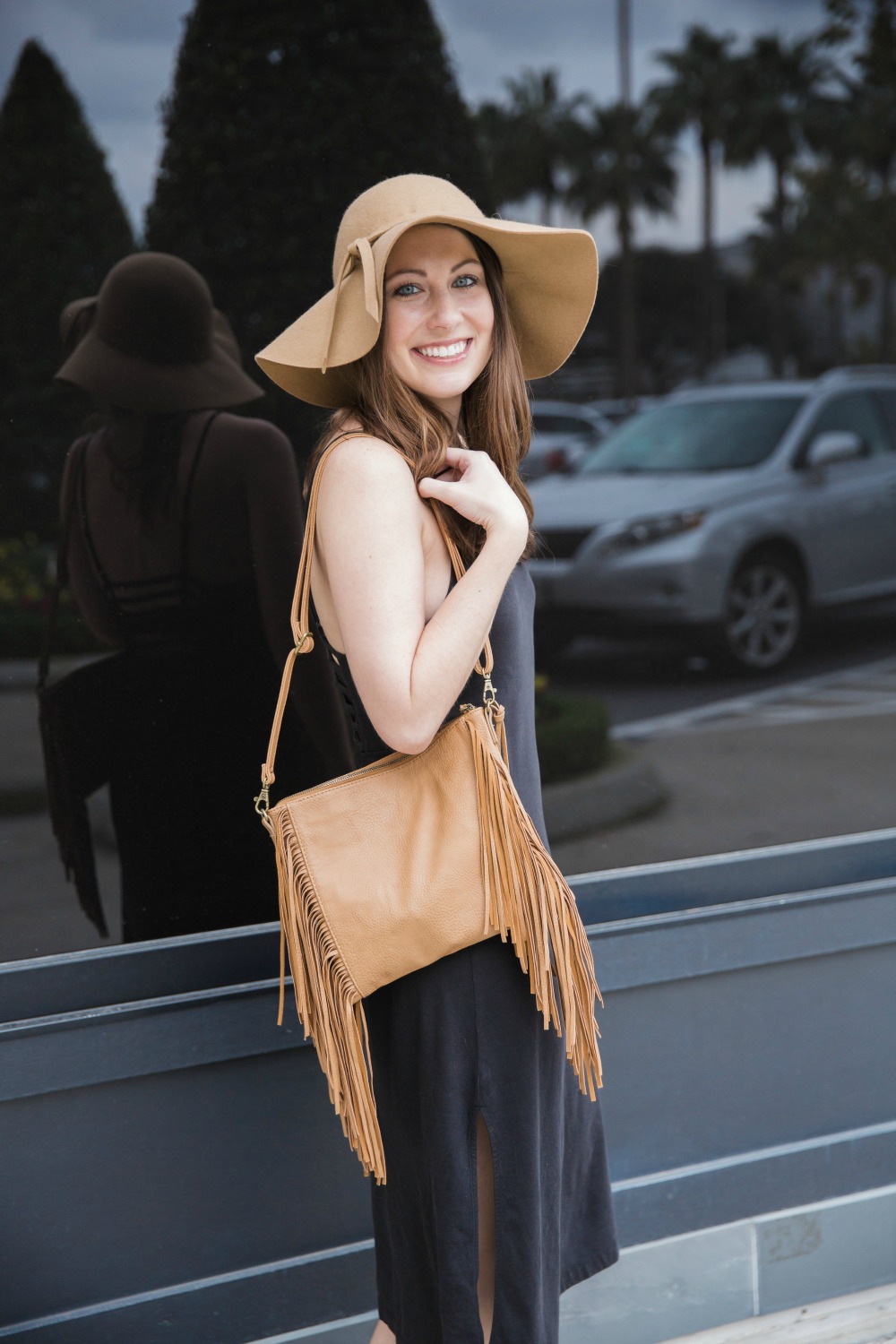 Black casual dress with fringe bag, perfect for a shopping look.